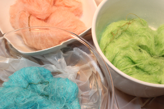Anleitung: So färbt man selbst Mohair Wolle mit Kool-Aid Farben