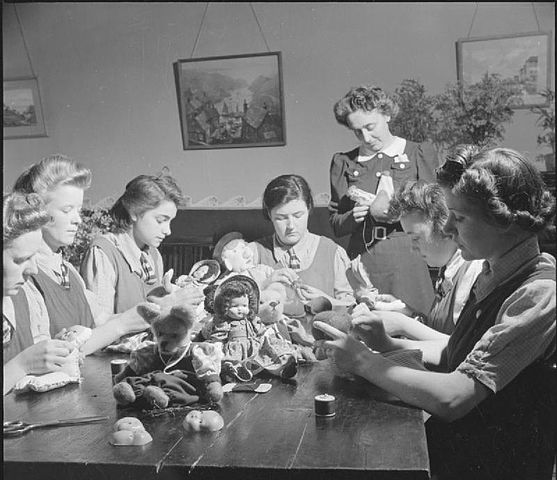 „Making Citizens- Everyday Life at An Approved School in Leicester, Leicestershire, England, UK, 1945 D24757“ von Ministry of Information Photo Division Photographer - https://media.iwm.org.uk/iwm/mediaLib//44/media-44888/large.jpgThis is photograph D 24757 from the collections of the Imperial War Museums.. Lizenziert unter Gemeinfrei über Wikimedia Commons - https://commons.wikimedia.org/wiki/File:Making_Citizens-_Everyday_Life_at_An_Approved_School_in_Leicester,_Leicestershire,_England,_UK,_1945_D24757.jpg#/media/File:Making_Citizens-_Everyday_Life_at_An_Approved_School_in_Leicester,_Leicestershire,_England,_UK,_1945_D24757.jpg